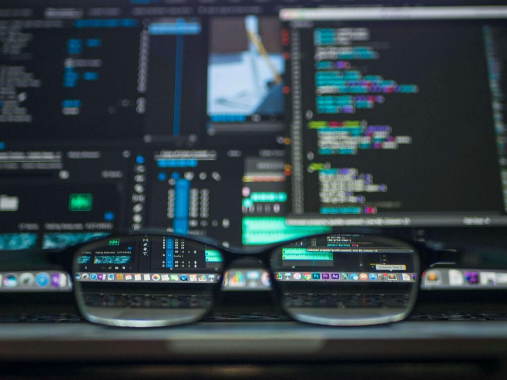 Lunettes sur un PC de développement informatique