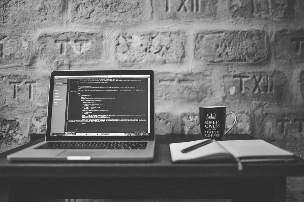 PC portable pour développeur informatique avec un carnet de notes